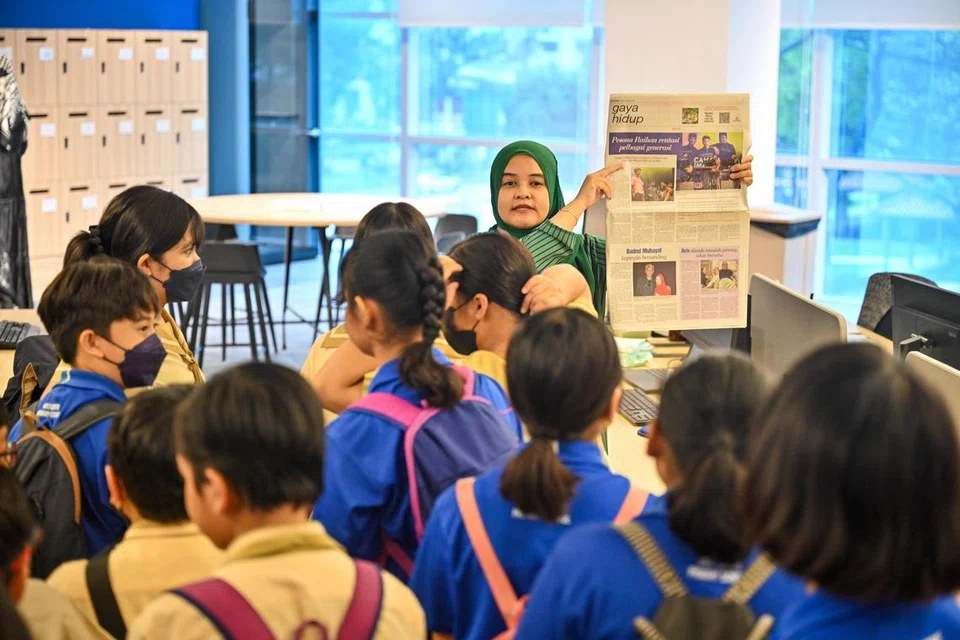 KONGSI ILMU: Penyunting Berita Harian, Cik Nuraishah Abdul Rahman, berkongsi dengan pelajar Sekolah Rendah West Grove bagaimana beliau mereka bentuk susun atur kandungan surat khabar.