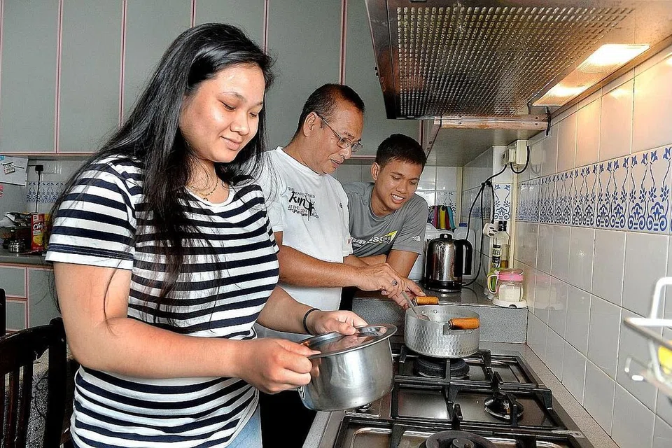 MENENTANG ARUS: Encik Khairul Asyraf bersama ayah Encik Faijal Khan Surattee dan kakak Cik Nur Amirah pernah merasai keperitan menumpang tempat tinggal di beberapa rumah sebelum akhirnya memperolehi flat di Pasir Ris Drive 4. 