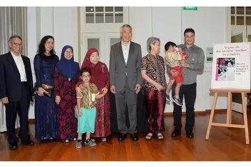 DITEMANI KELUARGA TERSAYANG: PM Lee Hsien Loong dan isteri beliau, Cik Ho Ching, bersama Puan Noor Aishah (empat dari kiri) serta keluarga beliau, (dari kiri) menantu Dato' Abdul Majid Haji Abdul Rahim, iaitu suami Datin Zuriana Yusof; cucu Cik Fatimah Imran; Datin Zuriana; cicit Rayyan Sellam; dan suami Cik Fatimah, Sellam Hmadouch, yang mendukung seorang lagi anak mereka, Adam Sellam. - Foto-foto JOHARI RAHMAT