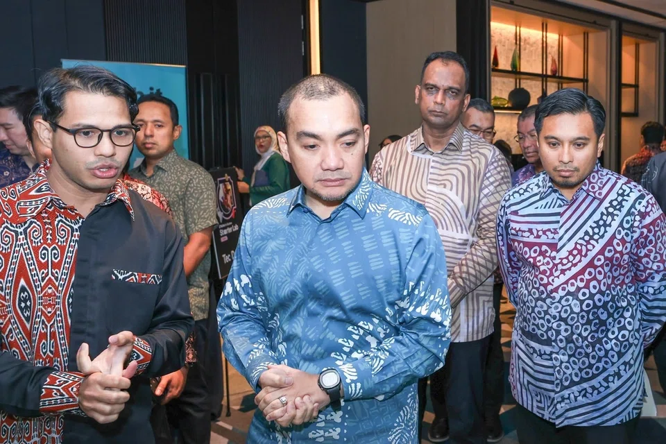 Menteri Besar Johor, Datuk Onn Hafiz Ghazi (tengah) melawat ruang pameran pada sesi dialog Tahun Melawat Johor 2026 di Johor Bahru.