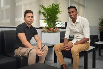 WARGA PRIHATIN: Encik Subhan Nazar (kiri) dan Encik Vinodh Rajendran antara lima orang yang diberi Anugerah Semangat Kemasyarakatan kerana membantu polis dalam pelbagai kes jenayah: - Foto BH oleh ALPHONSUS CHERN
