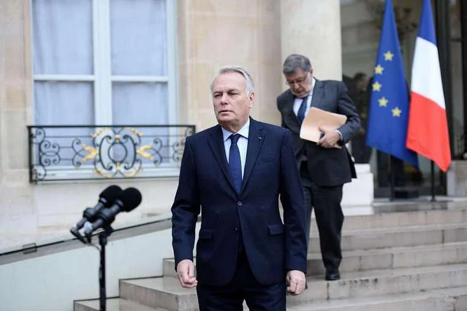 Menteri Luar Perancis, Encik Jean-Marc Ayrault, selepas mesyuarat krisis menteri kanan di istana Elysee Presiden di Paris pada Khamis, 19 Mei 2016. 