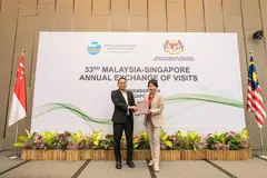 Menteri Kemampanan dan Sekitaran, Cik Grace Fu (kanan), dan Menteri Sumber Asli dan Kelestarian Alam Sekitar Malaysia, Encik Nik Nazmi Nik Ahmad bertemu bagi Pertukaran Lawatan Tahunan Malaysia-Singapura antara kementerian sekitaran.