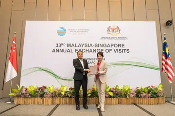 Menteri Kemampanan dan Sekitaran, Cik Grace Fu (kanan), dan Menteri Sumber Asli dan Kelestarian Alam Sekitar Malaysia, Encik Nik Nazmi Nik Ahmad bertemu bagi Pertukaran Lawatan Tahunan Malaysia-Singapura antara kementerian sekitaran.