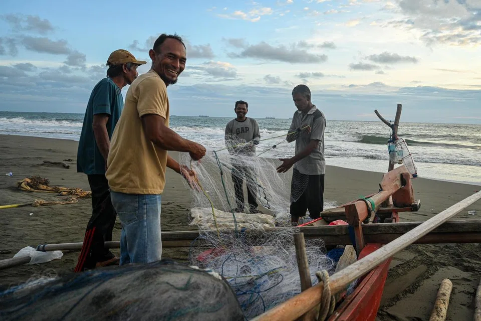 Sekumpulan nelayan sedang memasukkan jala ke dalam bot di Pantai Ujung Karang, Meulaboh. Lautan yang pernah membawa bencana itu kini terus membuka sumber rezeki, menjadi harapan dalam kehidupan masyarakat nelayan yang bangkit semula selepas tsunami pada 26 Disember 2004.