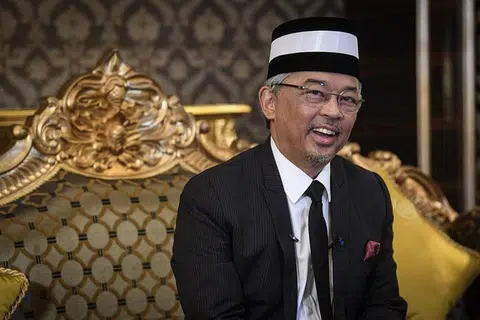 KEADAAN STABIL: Yang di-Pertuan Agong Malaysia, Sultan Abdullah Ri'ayatuddin Al-Mustafa Billah Shah kini dalam keadaan stabil selepas menjalani rawatan keracunan makanan dan intervensi di Institut Jantung Negara (IJN). - Foto CHINA PRESS 
