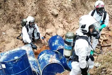 Anggota Jabatan Bomba dan Penyelamat Malaysia bersama Pasukan Khas Bahan Kimia Berbahaya (Hazmat) menjalankan operasi pembersihan lapan tong mengandungi sisa buangan disyaki bahan kimia yang dibuang ke dalam parit di Kampung Desa Aman, Sungai Buloh, Selangor.