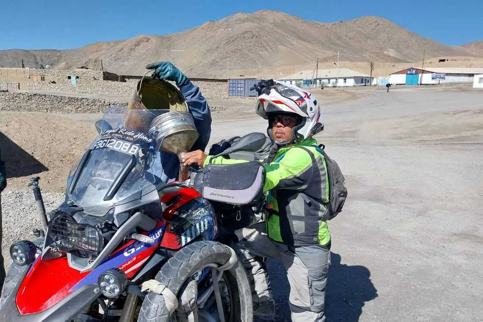 Mengisi minyak...Encik Rahim berhenti seketika untuk mengisi minyak di perkampungan padang pasir di Murghab, Tajikistan.