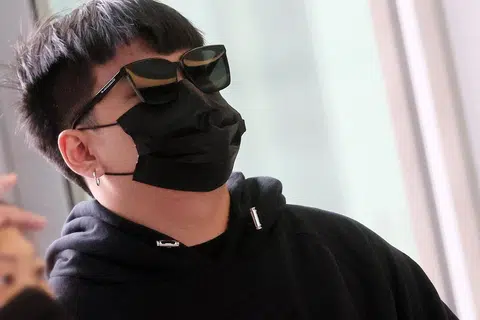 Jovan Soh Jun Yan tiba di mahkamah pada 15 Februari bagi dihadapkan dengan tuduhan pengubahan wang yang dikaitkan dengan penipuan pancingan data pelanggan OCBC.