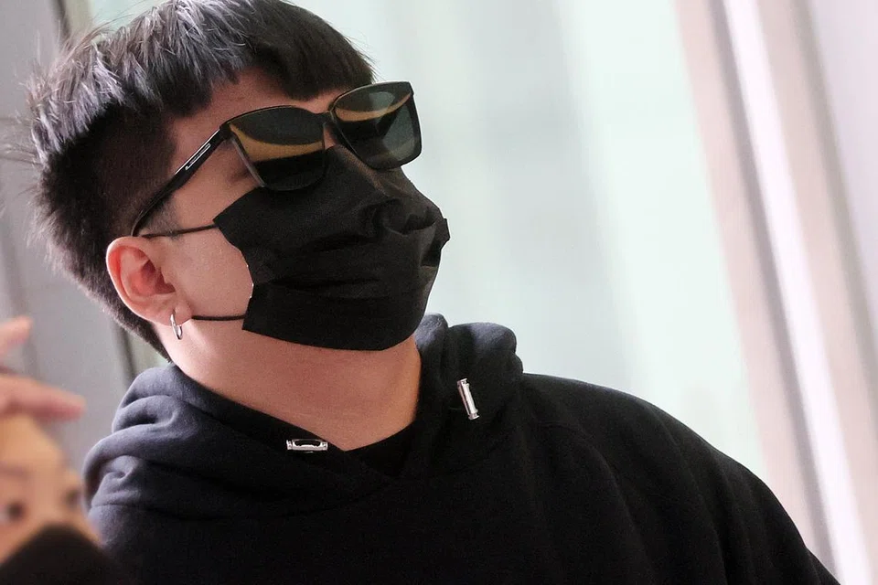 Jovan Soh Jun Yan tiba di mahkamah pada 15 Februari bagi dihadapkan dengan tuduhan pengubahan wang yang dikaitkan dengan penipuan pancingan data pelanggan OCBC.