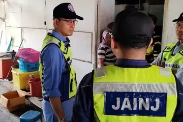 Pengerusi Jawatankuasa Hal Ehwal Agama Islam negeri, Mohd Fared Mohd Khalid (kiri) ketika serbuan pematuhan di bulan Ramadan di beberapa lokasi sekitar daerah ini, hari ini