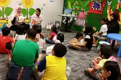 TANAM CINTA PADA BAHASA MELAYU: Cik Nur Fadhillah bersama temannya giat mengendali sesi bercerita di Perpustakaan Awam Bishan untuk menggalak penggunaan bahasa Melayu di kalangan kanak-kanak Melayu setempat. - Foto ihsan NUR FADHILLAH MUSA