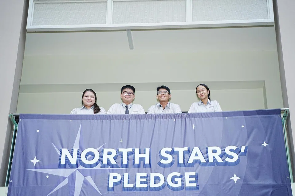 Muhammad Syazwan Mansor (dua dari kiri) dan rakan-rakannya, (dari kiri) Siti Hajjar Hosni, Ihsan Noor Wijaya dan Medina Azahara Abdul Rahim, mendapat keputusan peperiksaan Sijil Am Pelajaran (GCE) peringkat ‘O’ pada 10 Januari.