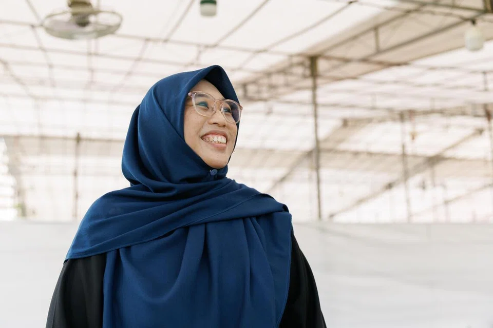 Antara sekitar 350 pihak dan sukarelawan disebalik tabir kembalian ibadah korban di pekarangan Masjid Al-Istighfar ialah pengurus masjid, Ustazah Latifah Yusoff, 44 tahun. Beliau telah bertugas di situ sejak 2008 dan mempunyai 15 tahun pengalaman mengendali operasi korban.