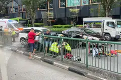 Seorang pemandu teksi berusia 54 tahun, dan seorang pemandu kereta, 35 tahun, yang dalam keadaan sedar semasa dibawa ke Hospital Tan Tock Seng.