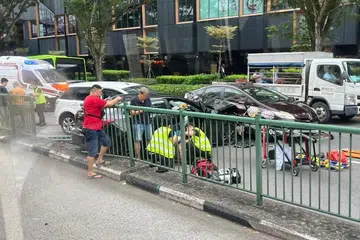 Seorang pemandu teksi berusia 54 tahun, dan seorang pemandu kereta, 35 tahun, yang dalam keadaan sedar semasa dibawa ke Hospital Tan Tock Seng.