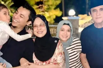 Pertemuan pelakon Syamsul Yusuof bersama ayah dan ibunya, penerbit Datuk Yusof Haslam dan Datin Patimah Ismail, turut disertai bekas isterinya, pelakon Puteri Sarah Liyana, dan anak mereka, Sumayyah.