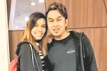 TERCAMPAK DARI BAS: Allahyarhamha Serina Mat Idris bersama suaminya, Encik Ahmad Sumidja Masiran, pada 2018. Beliau sedang duduk di barisan hadapan bas dua tingkat apabila rempuhan sebuah lokri di Negeri Sembilan menyebabkan beliau tercampak keluar melalui tingkap dan terkorban. - Foto-foto fail