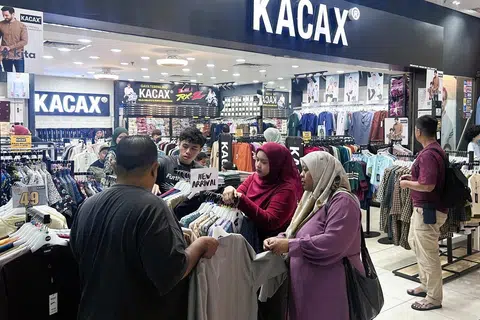 Angsana sedang melaksanakan promosi besar-besaran sehingga 70 peratus bagi sesetengah produk pakaian.