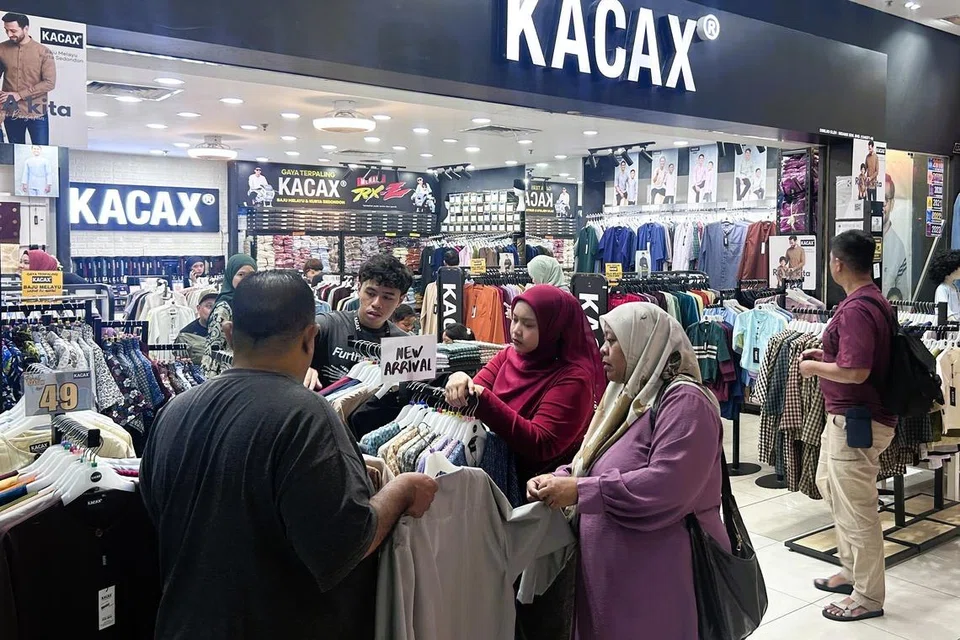 Angsana sedang melaksanakan promosi besar-besaran sehingga 70 peratus bagi sesetengah produk pakaian.