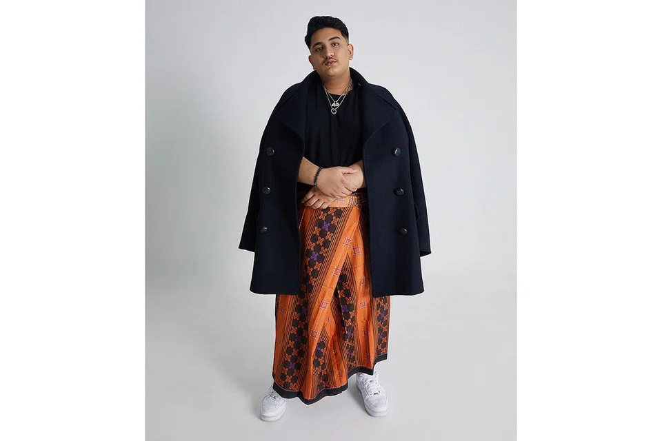 TERAPKAN BUDAYA MELAYU DALAM RAP: Penyanyi rap, AbangSapau berpenampilan unik dengan kain pelikat, mencampurkan lirik Melayu dan Inggeris di samping menyisipkan contoh lagu Melayu terkenal dari filem P. Ramlee atau Kain Pelikat dalam kerja seninya sebagai eksperimen budaya. - Foto UNIVERSAL MUSIC