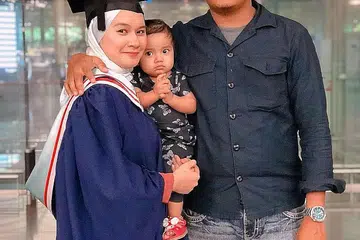PENGORBANAN DEMI MENCAPAI KEJAYAAN: Cik Faridah bersama anaknya, Halimah Zahra dan suami Luqman Hakim Shaid, 28 tahun, pakar juruteknik, di Majlis Pengurniaan Guru Institut Pendidikan Nasional (NIE) Julai tahun ini. - Foto ihsan FARIDAH MOHD ALI