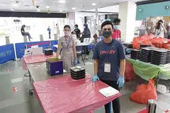 RAMADAN DI 'DARAT': Pasangan kru SIA Encik Hamran Zakaria dan Cik Fareezah kini menghabis masa lapang jadi relawan Buka Puasa #SGUnited - Foto ihsan ENCIK HAMRAN ZAKARIA