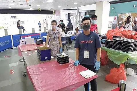 RAMADAN DI 'DARAT': Pasangan kru SIA Encik Hamran Zakaria dan Cik Fareezah kini menghabis masa lapang jadi relawan Buka Puasa #SGUnited - Foto ihsan ENCIK HAMRAN ZAKARIA