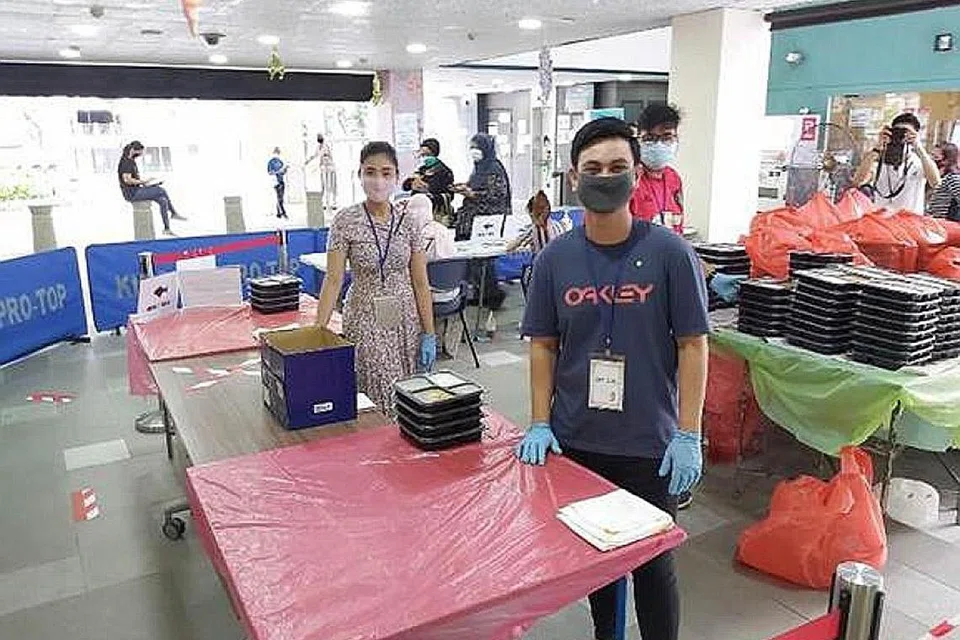 RAMADAN DI 'DARAT': Pasangan kru SIA Encik Hamran Zakaria dan Cik Fareezah kini menghabis masa lapang jadi relawan Buka Puasa #SGUnited - Foto ihsan ENCIK HAMRAN ZAKARIA