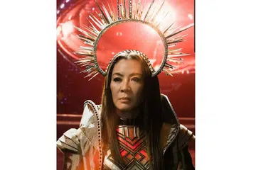 YEOH: Akan melakonkan watak bernama Jiang Nan dalam filem Shang-Chi, filem adiwira Asia pertama. Beliau akan berganding dengan pelakon Simu Liu yang memegang watak komik adiwira Shang-Chi. - Foto MICHELLEYEOH_OFFICIAL/INSTAGRAM