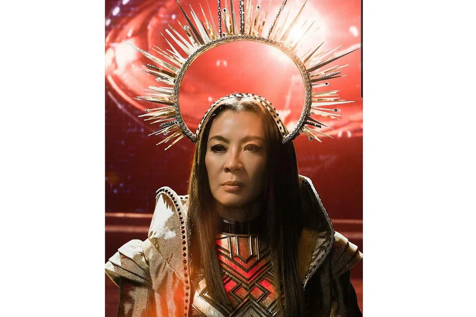 YEOH: Akan melakonkan watak bernama Jiang Nan dalam filem Shang-Chi, filem adiwira Asia pertama. Beliau akan berganding dengan pelakon Simu Liu yang memegang watak komik adiwira Shang-Chi. - Foto MICHELLEYEOH_OFFICIAL/INSTAGRAM