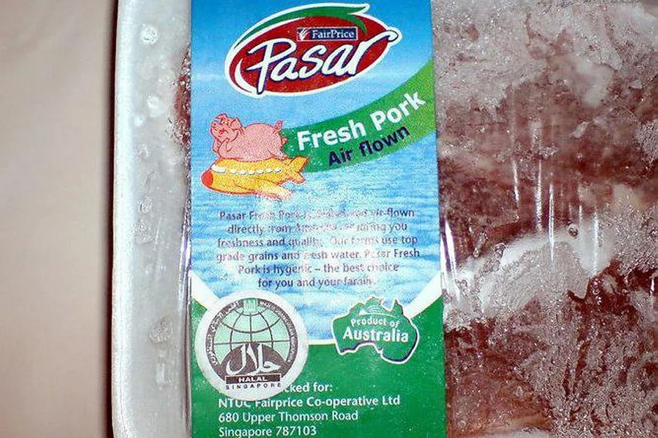 BERITA PALSU: 'Gambar' bungkusan daging babi yang ditampal label halal pernah tersebar dalam talian. 'Gambar' itu sebenarnya penipuan yang tercetus pada 2007, namun timbul semula pada 2014, menurut kenyataan NTUC FairPrice. - Foto FACEBOOK 