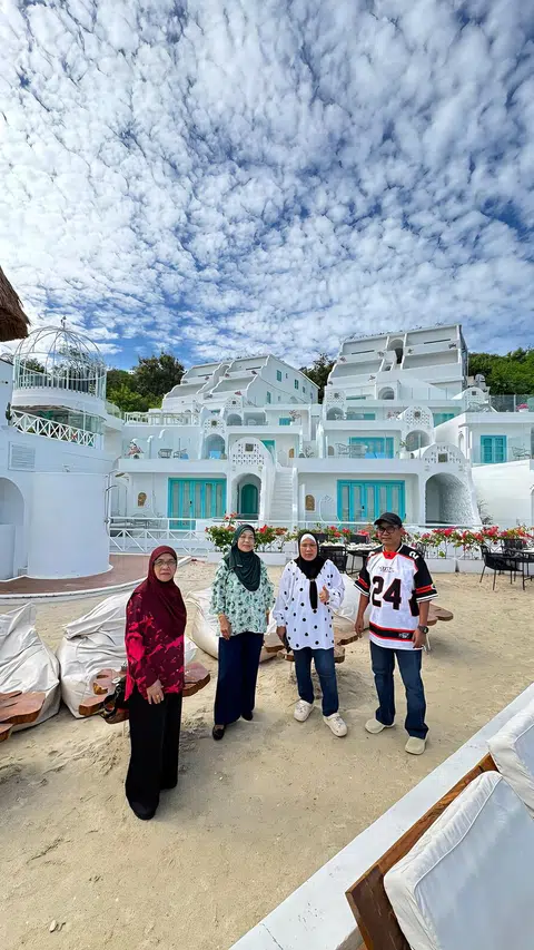 Menikmati keindahan persekitaran yang sangat indah di Hotel Loccal Collection ala Santorini di Greece, (dari kanan) penulis, Encik Mustaffa Yaakub, Cik Masita Asmawi, Cik Faridah Asmawi dan Cik Robiah Asmawi