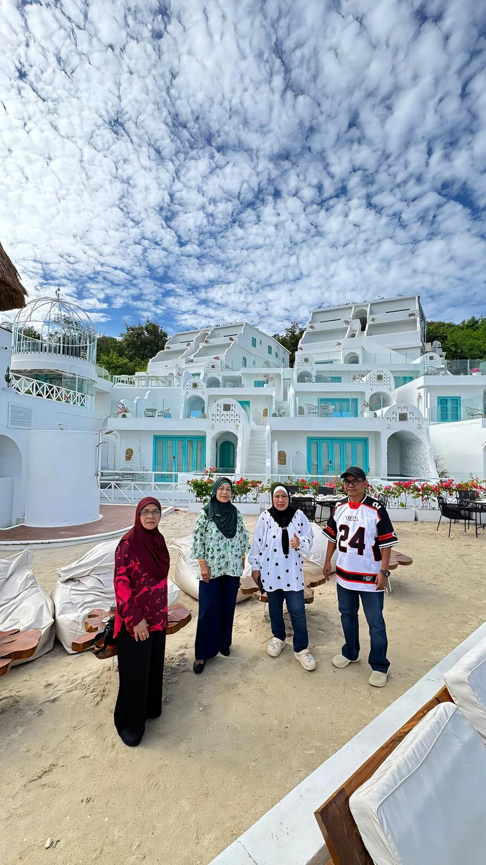 Menikmati keindahan persekitaran yang sangat indah di Hotel Loccal Collection ala Santorini di Greece, (dari kanan) penulis, Encik Mustaffa Yaakub, Cik Masita Asmawi, Cik Faridah Asmawi dan Cik Robiah Asmawi