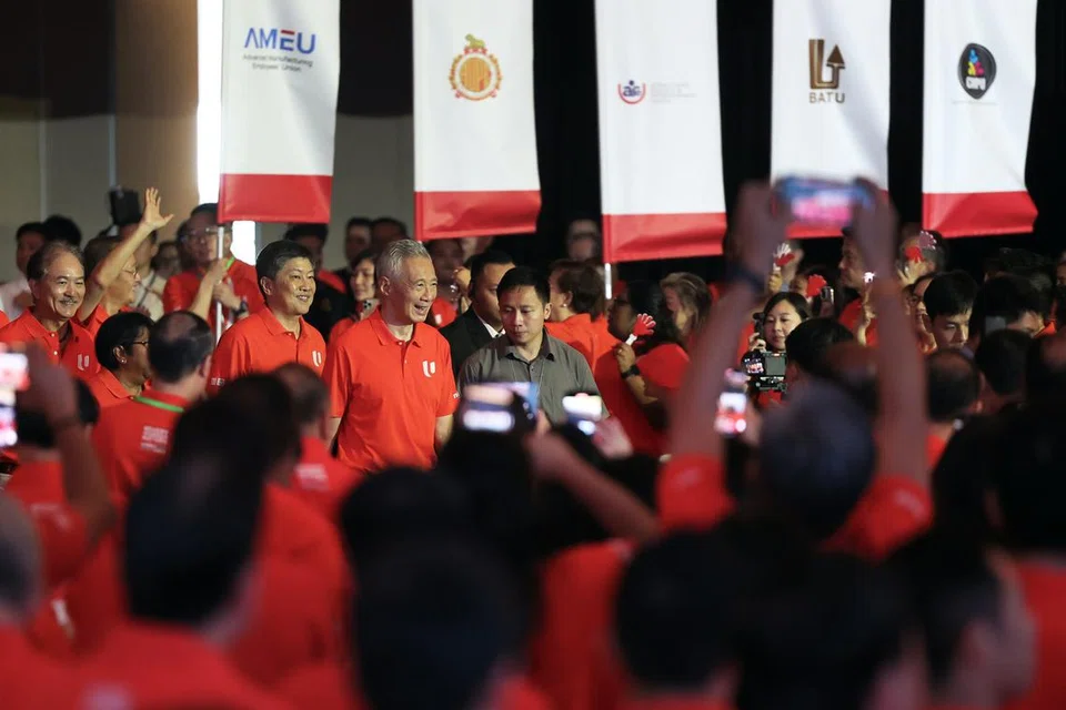 Bakti dan sumbangan Perdana Menteri, Encik Lee Hsien Loong, kepada gerakan pekerja dan para pekerja begitu luas, namun para pemimpin kesatuan turut mengenang sentuhan peribadi beliau yang mencerminkan keprihatinannya yang tulus.