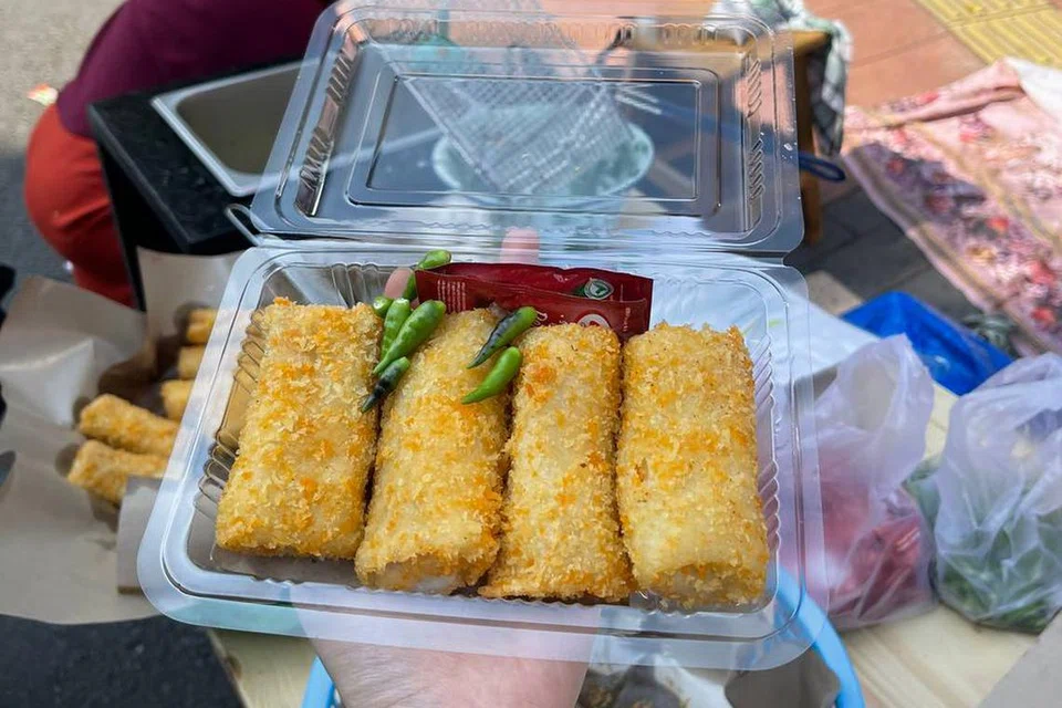 MAKANAN KEGEMARAN: Gorengan risoles sedap dimakan panas-panas bersama cili padi. 