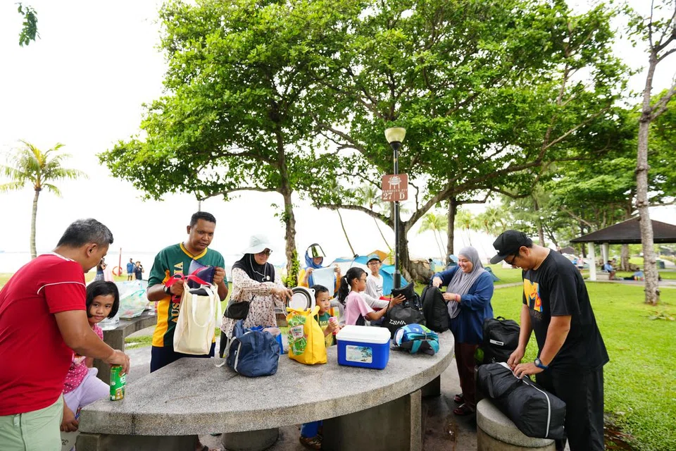 Cik Ahariyawati Kahar (dua dari kanan) bersama keluarganya bersiap-siap untuk pulang dari pantai East Coast Park pada 16 Jun dan sempat berenang di dalam laut sebelum tumpahan minyak berlaku.