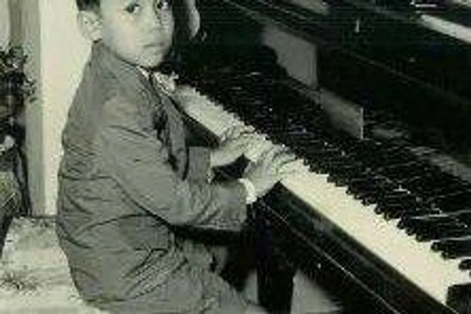 Dari umur lima tahun, Encik Sujono sudah berlatih bermain piano, di bawah bimbingan bapanya, Pak Zubir Said. 