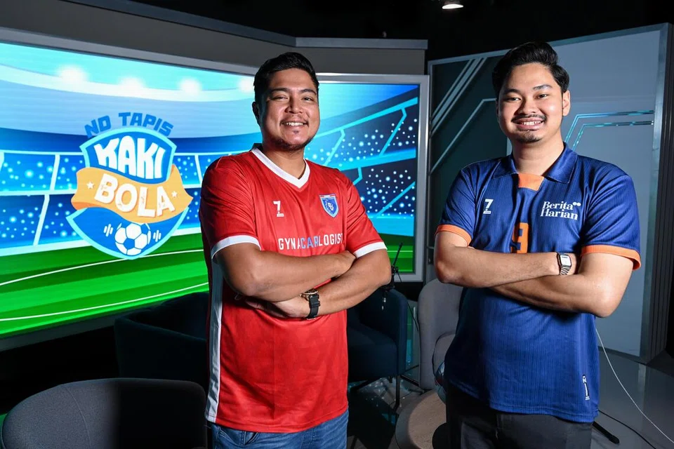 Wartawan BH, Hazman Abdul Aziz (kanan) ,dan Farehan Hussein, bekas pengurus pasukan nasional dan LionsXII, membawa tamu istimewa ke studio Kaki Bola setiap minggu. 