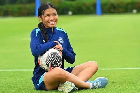 Bek pertahanan pasukan bola sepak wanita, Irsalina Irwan, menceburi bidang bola sepak selepas melihat adik-adiknya dan ayahnya, Irwan Isnin, bermain bola di Taman West Coast.