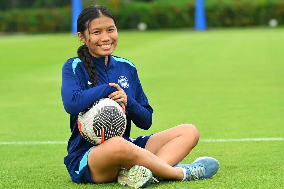 Bek pertahanan pasukan bola sepak wanita, Irsalina Irwan, menceburi bidang bola sepak selepas melihat adik-adiknya dan ayahnya, Irwan Isnin, bermain bola di Taman West Coast.
