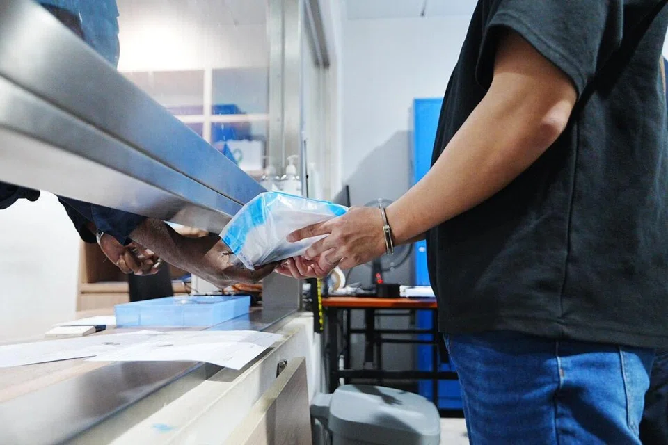 Plastik polimer disediakan buat tahanan menyimpan barangan peribadi sebelum dimasukkan dalam loker.