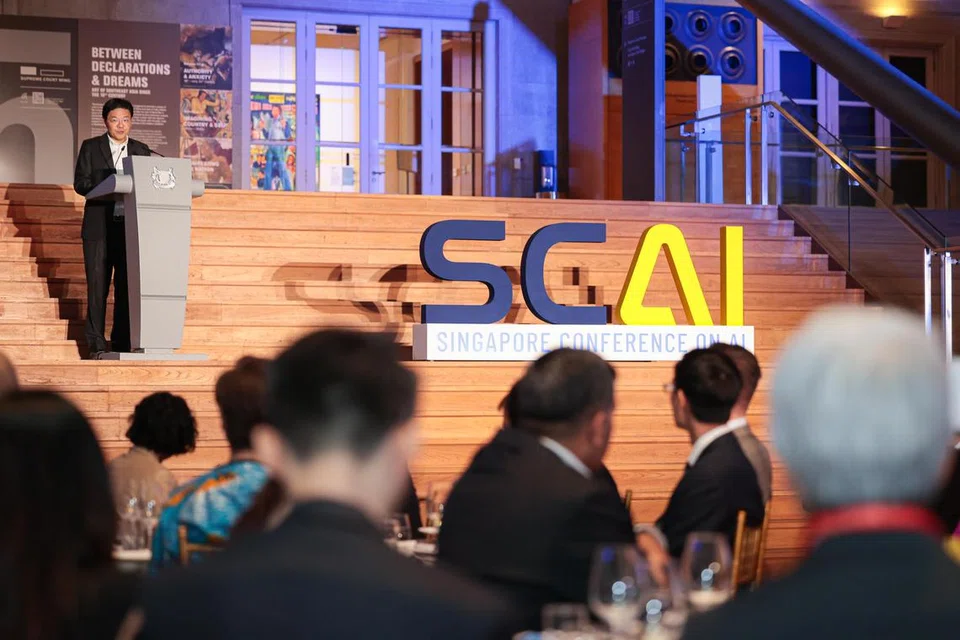 LANGKAH STRATEGIK: Timbalan Perdana Menteri, Encik Lawrence Wong berucap di Persidangan Singapura mengenai AI 2023 yang diadakan di Galeri Nasional Singapura pada 4 Disember. 