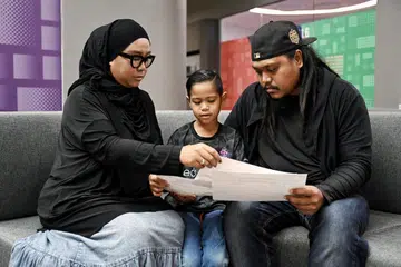 TIDAK PUTUS ASA: Cik Siti Zakiah Sarifudin dan Encik Razaliwandy Razif tidak pernah putus asa untuk menyokong anak mereka, Muhammad Nazim.