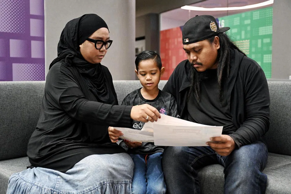 TIDAK PUTUS ASA: Cik Siti Zakiah Sarifudin dan Encik Razaliwandy Razif tidak pernah putus asa untuk menyokong anak mereka, Muhammad Nazim.