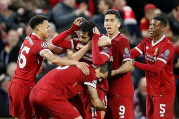 WIRA PASUKAN: Penyerang sensasi Liverpool, Mohamed Salah (dua dari kiri), dikerumuni rakan sepasukan lain selepas menyumbatkan gol kedua pasukannya yang merintis kemenangan besar 5-2 ke atas Roma dalam pertemuan pertama pusingan separuh akhir Liga Juara-Juara di Anfield dinihari semalam. - Foto REUTERS