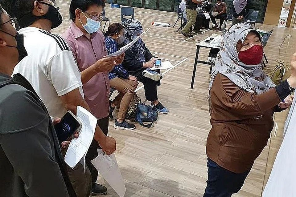 KERJA KERAS: Para sukarelawan pastikan semuanya berjalan lancar menjelang pelancaran M3@Geylang Serai bulan ini. - Foto-foto M3@GEYLANG SERAI
