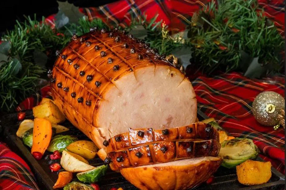 ‘Sambal Rojak Glazed Turkey Ham’ ($88+) dari Shiok Kitchen Catering.