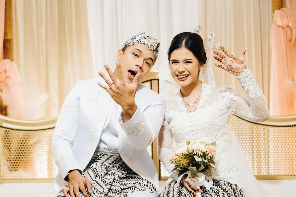 Mempelai sama cantik sama padan, Nur Sabrina Nasir (kanan) dan Iskandar Mazlan berkongsi minat dalam seni lakonan.