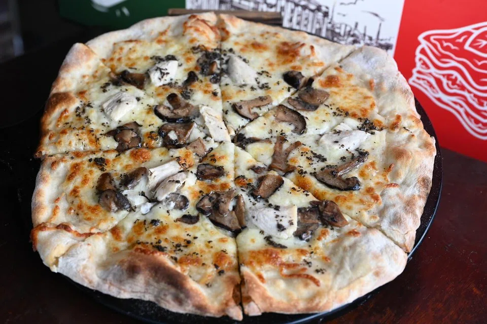 ‘Piza Tartufo’ di Saporita yang berharga $20 antara jenis piza yang laris dijual. 